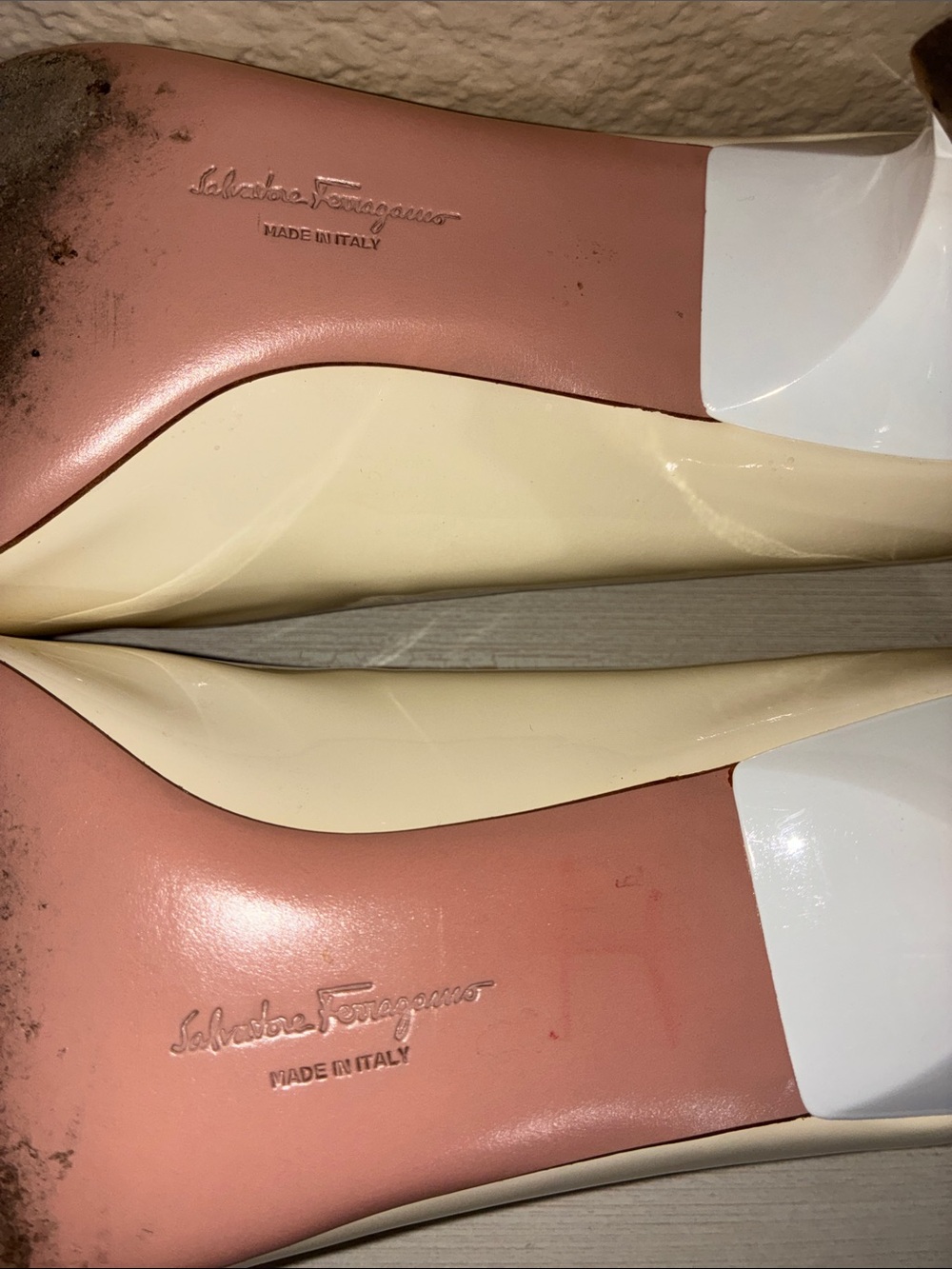 Salvatore Ferragamo Cream Leather Vara Bow Pumps with Pink Insole - Picture 8 of 10